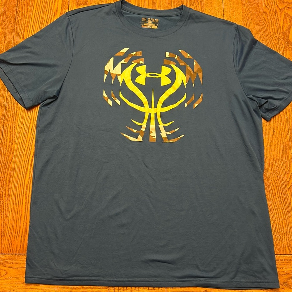 UNDER ARMOUR - XL MENS BASKETBALL T SHIRT
